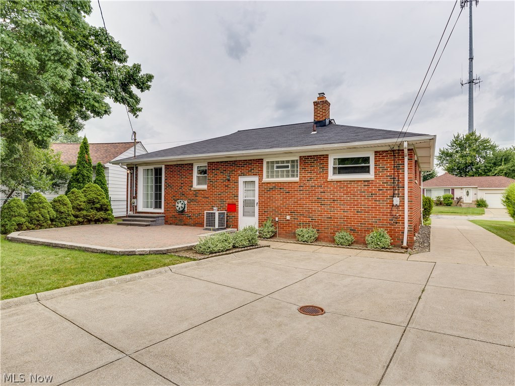 1535 Chelmsford Road Cleveland, OH 44124 - Photo 17 of 19 Wow! just look at this wide concrete driveway.