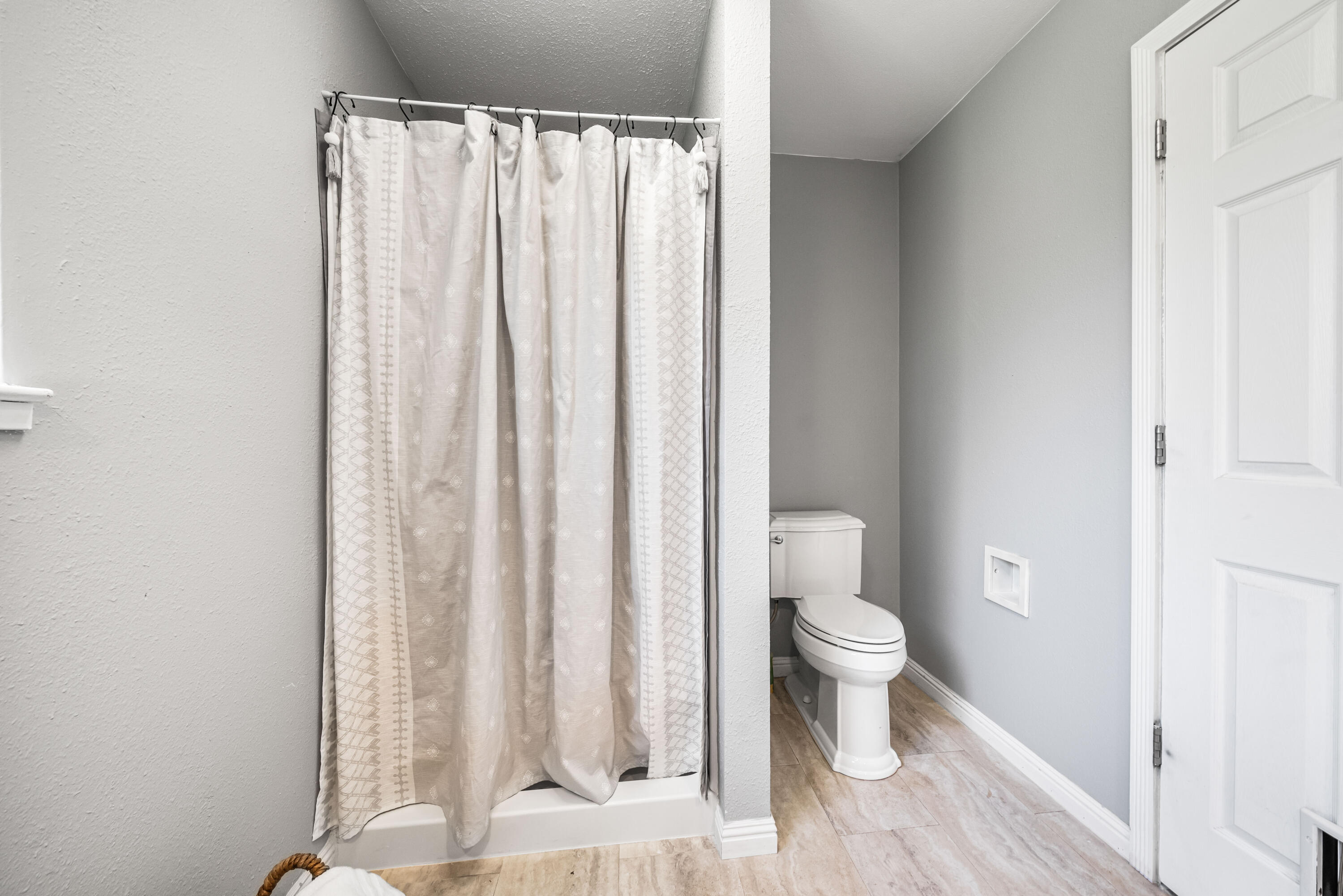8631 Prospectors Road Redding, CA 96001 - Photo 27 of 41 a view of a bathroom with toilet and shower