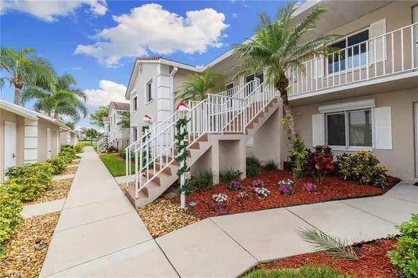 $5,800 | 6900 Dennis Circle, Unit J205, Naples, FL 34104