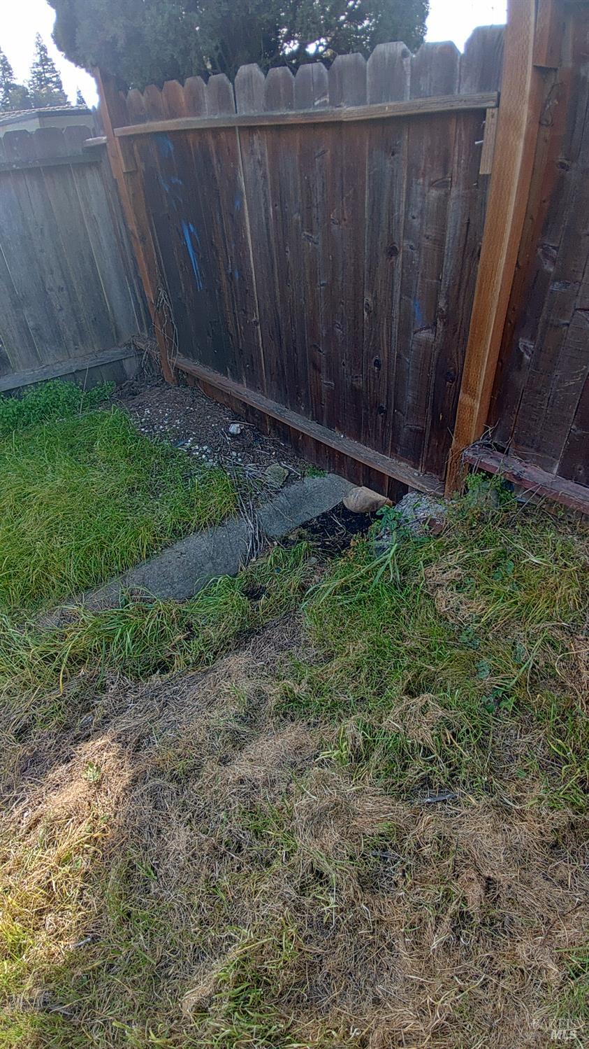 445 Lakehurst Court Fairfield, CA 94533 - Photo 17 of 40 a view of backyard with wooden fence