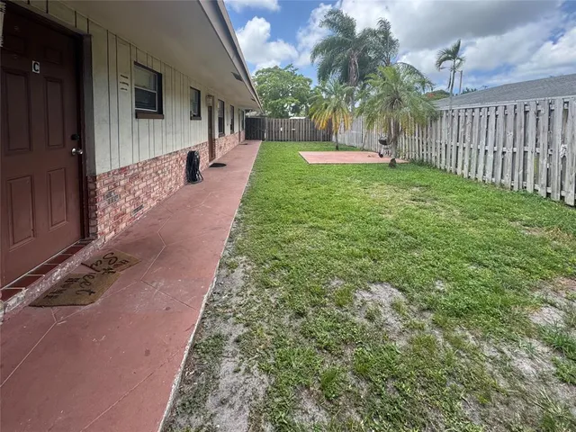 a view of a house with backyard and porch