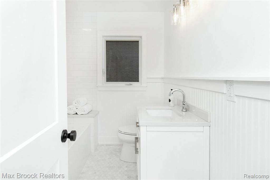 18346 Beverly Road Beverly Hills, MI 48025 - Photo 24 of 36