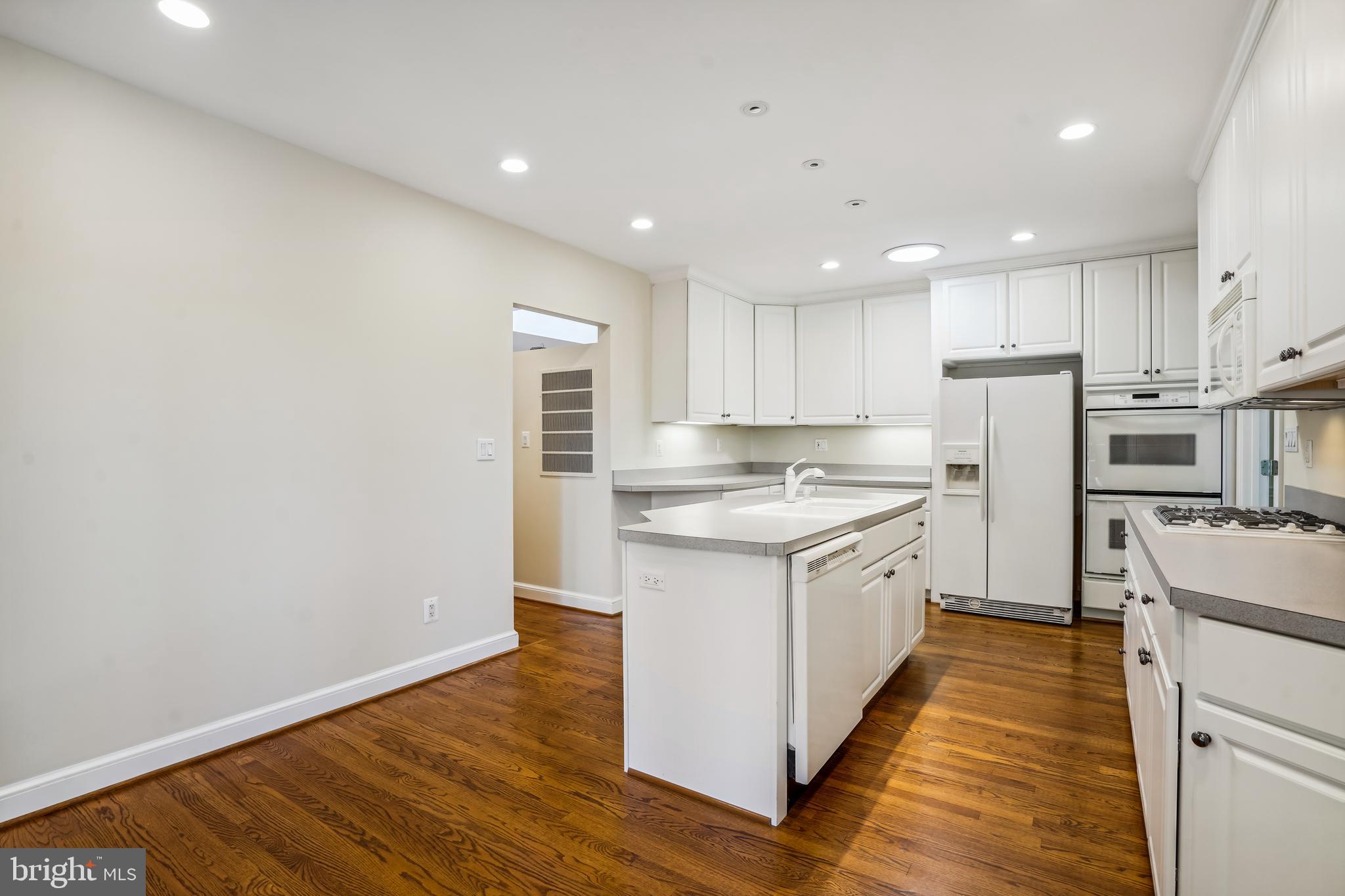 4119 North Ridgeview Road McLean, VA 22101 - Photo 17 of 56 Eat-in kitchen.