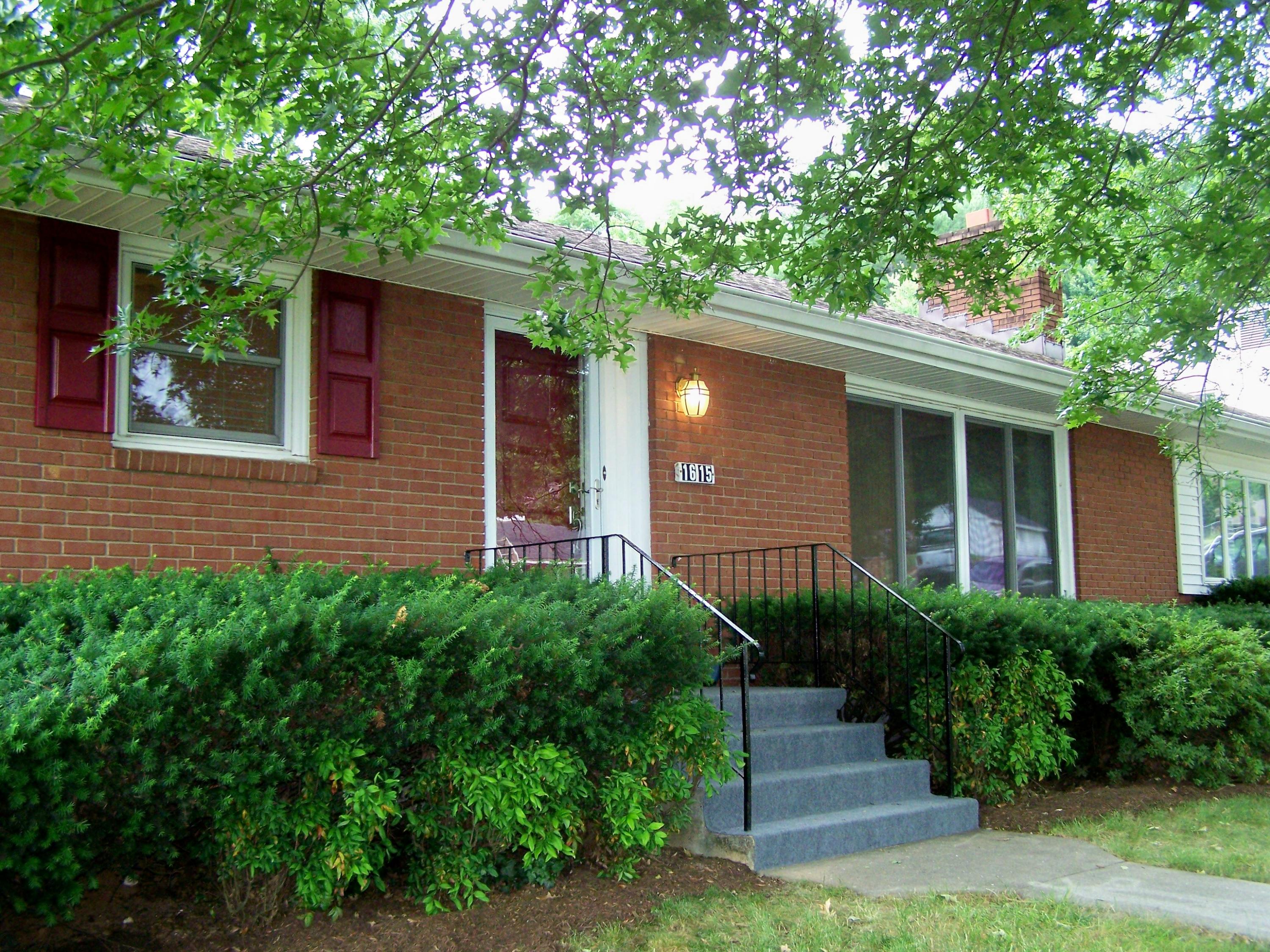 1615 Dodson Road Northwest Roanoke, VA 24017 - Photo 2 of 35 100_9941