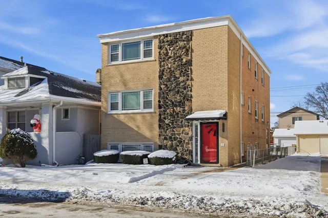 a view of a house with entryway