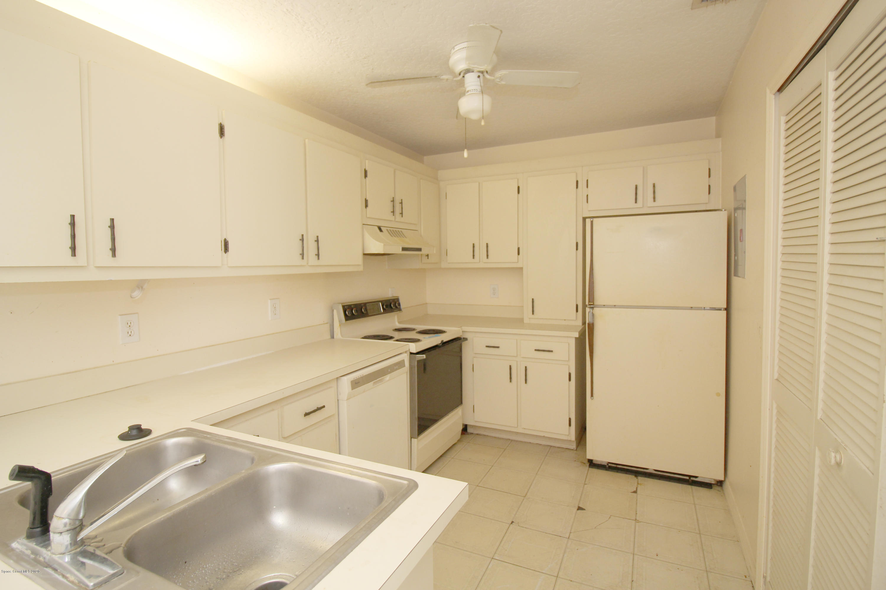 1940 Quail Ridge Court, Unit 402 Cocoa, FL 32926 - Photo 10 of 17 Quail Ridge Ct 1940 - kitchen - IMG_5812