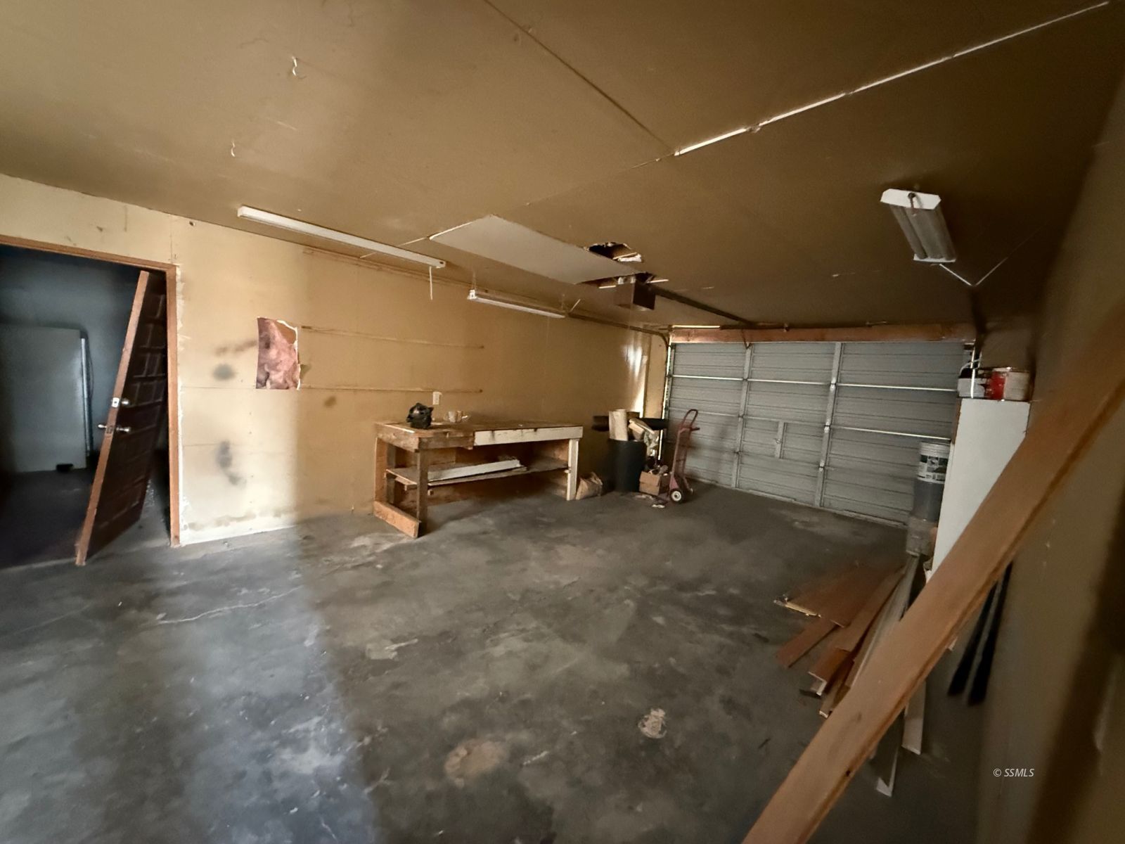 238 West Church Avenue Ridgecrest, CA 93555 - Photo 15 of 20 a view of a garage