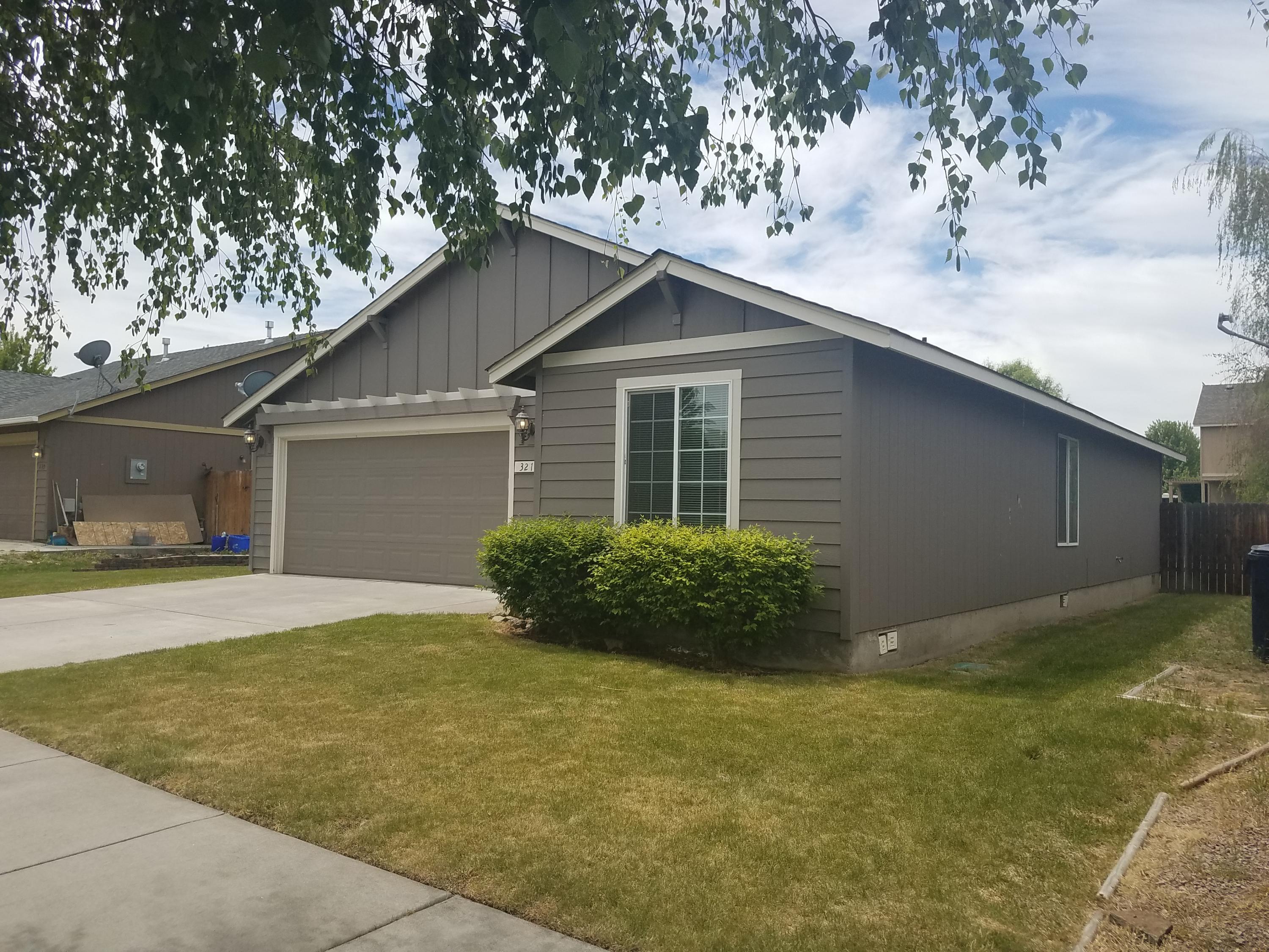 321 Southwest 29th Street Redmond, OR 97756 - Photo 4 of 18 Side yard
