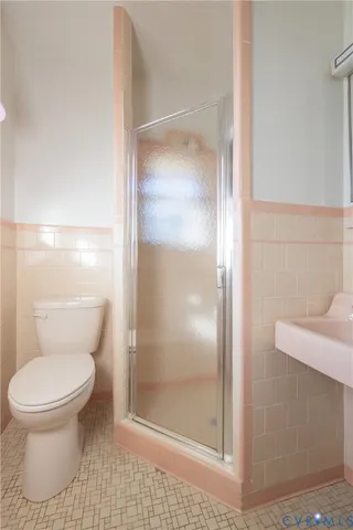 a white toilet sitting next to a bathroom sink