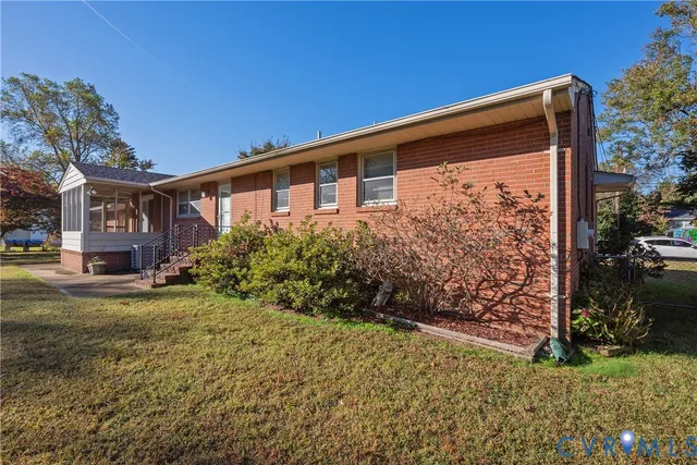 a front view of house with yard