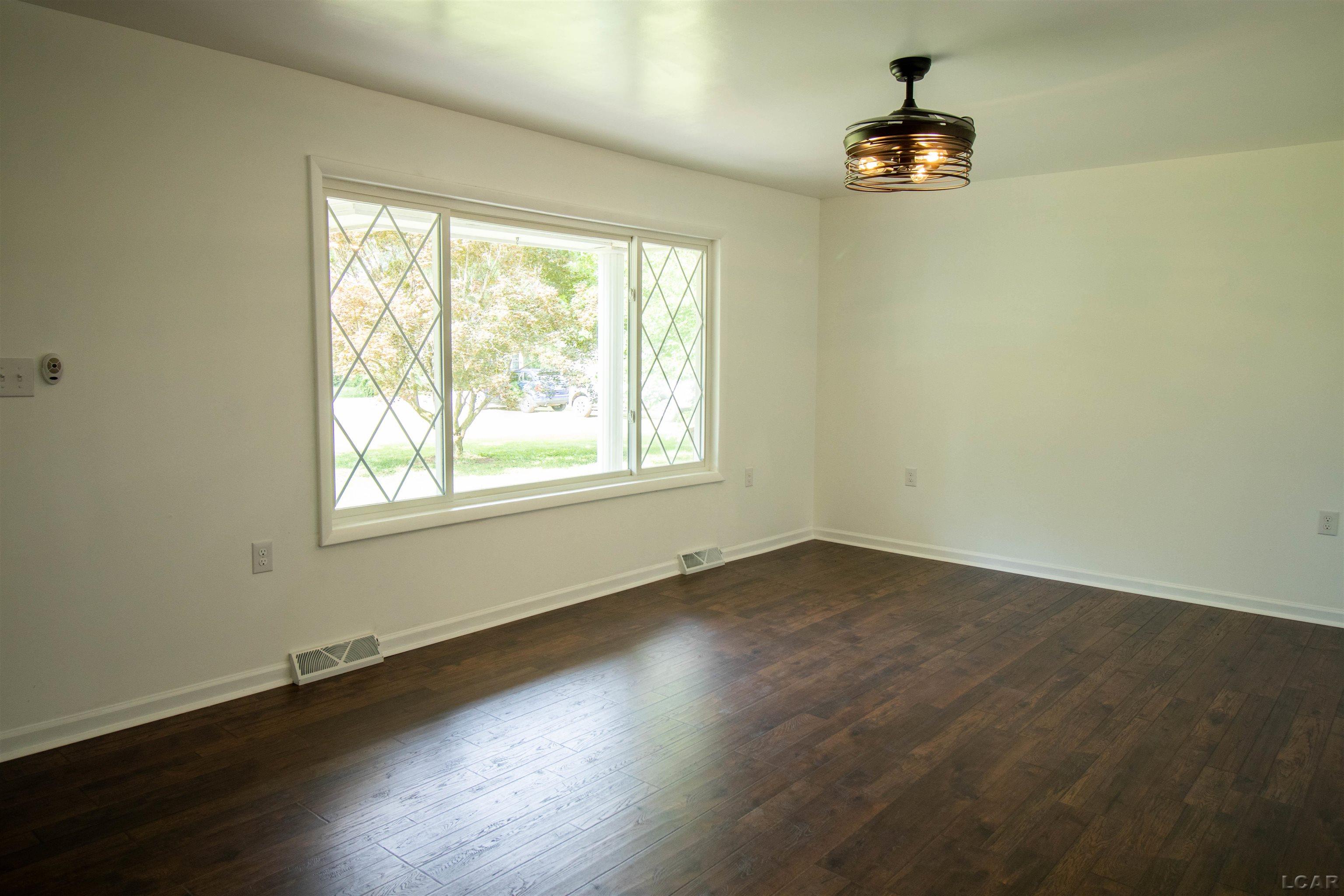 2121 East Carleton Road Adrian, MI 49221 - Photo 15 of 40 50085642-14.JPG