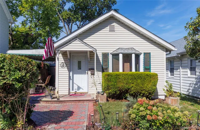 a view of a house with a yard and plants