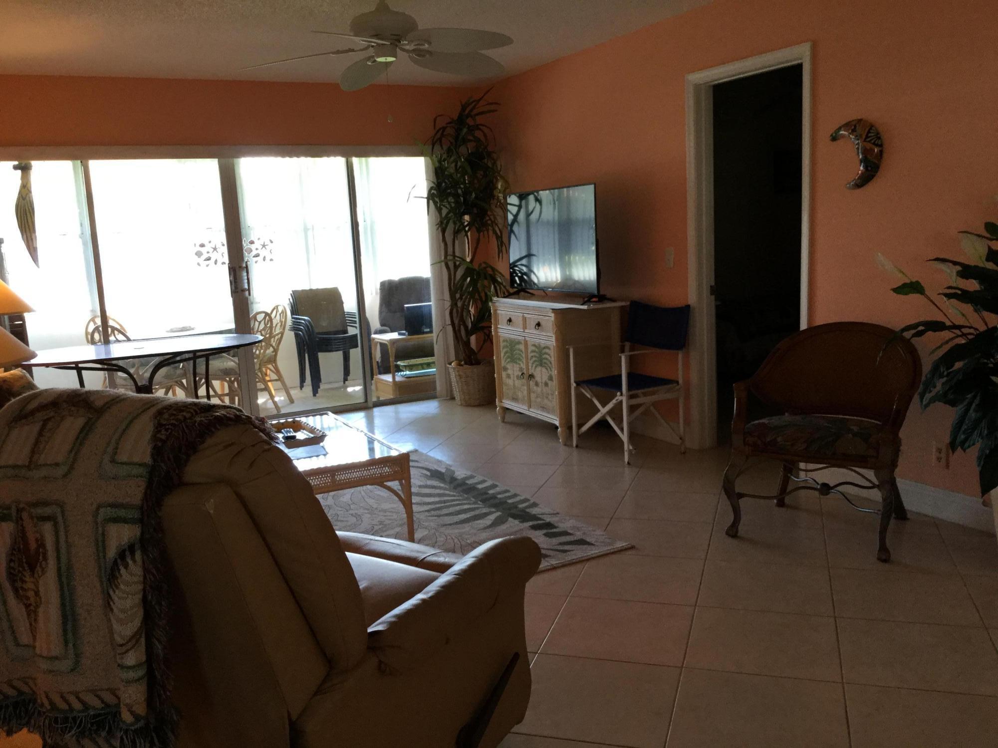 606 Hummingbird Lane Delray Beach, FL 33445 - Photo 19 of 43 LIVING ROOM