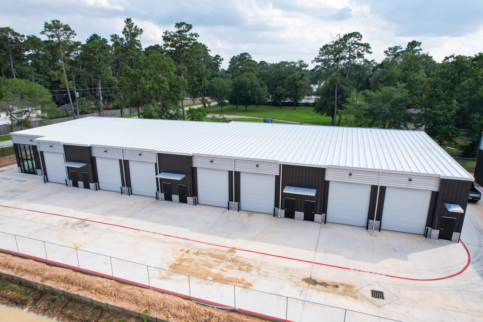 12402 Malcomson Road Houston, TX 77070 - Photo 45 of 50 a view of a terrace with a table and chairs