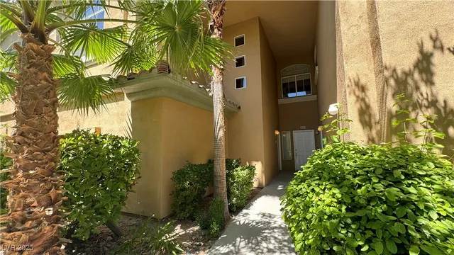 $2,095 | 8720 Red Brook Drive, Unit 202, Las Vegas, NV 89128