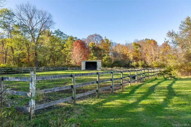 a view of a back yard of the house and green space