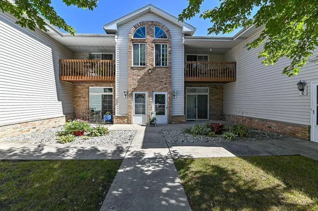 $238,900 | 6240 South Creekside Drive, Unit 2, Cudahy, WI 53110