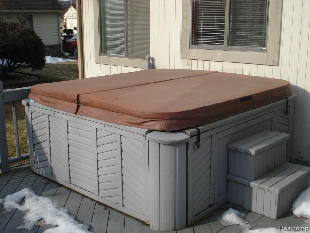 338 North Willard Road Canton, MI 48187 - Photo 9 of 19 Hot Tub!!!.jpg