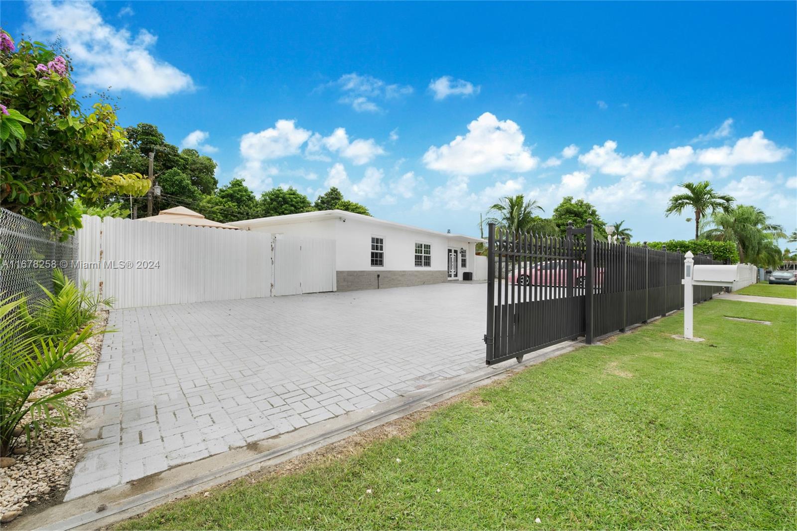 28920 Louisiana Road Homestead, FL 33033 - Photo 4 of 27 Gallery Image 4