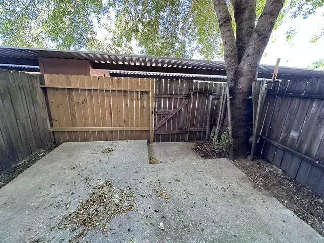 a view of a backyard