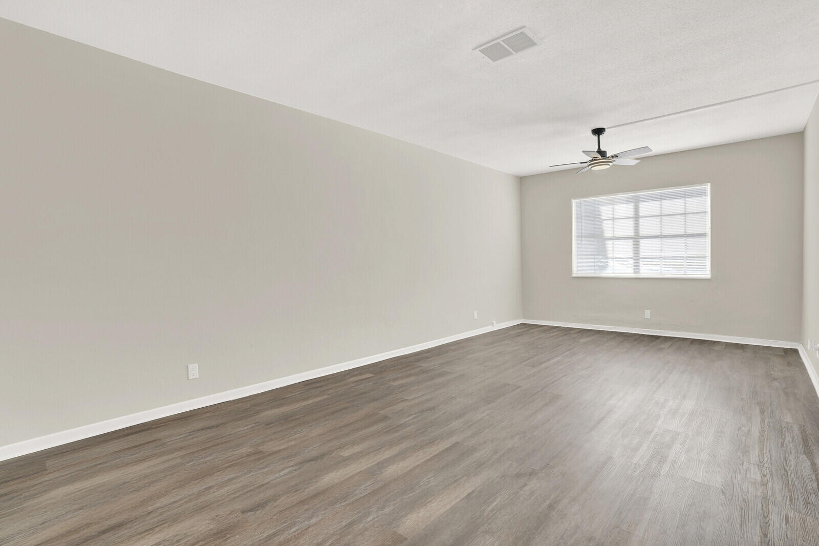 299 Southwest 7th Street, Unit 1040 Boca Raton, FL 33432 - Photo 5 of 17 Living Room/Dining Area