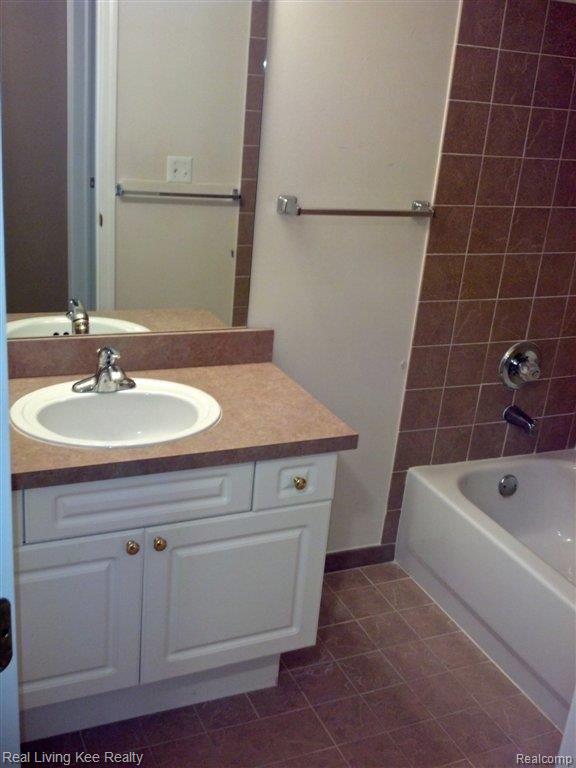 3528 Tremonte Circle, Unit 285 Rochester, MI 48306 - Photo 8 of 10 2013-02-22_16-35-41_546.jpg