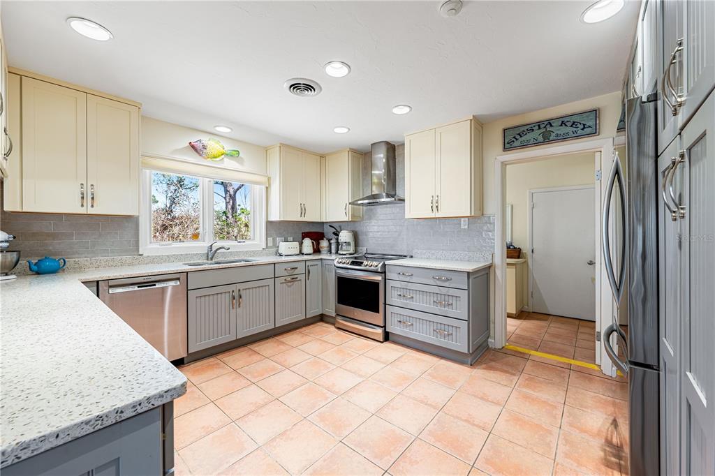 8592 Hidden Lagoon Road Sarasota, FL 34242 - Photo 14 of 82 Gallery Image 14