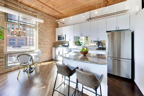 $335,000 | 550 North Kingsbury Street, Unit 423, Chicago, IL 60654