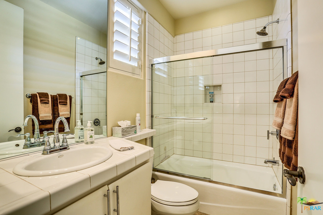 249 Loch Lomond Road Rancho Mirage, CA 92270 - Photo 27 of 48 Guest Bathroom with Shower and Tub