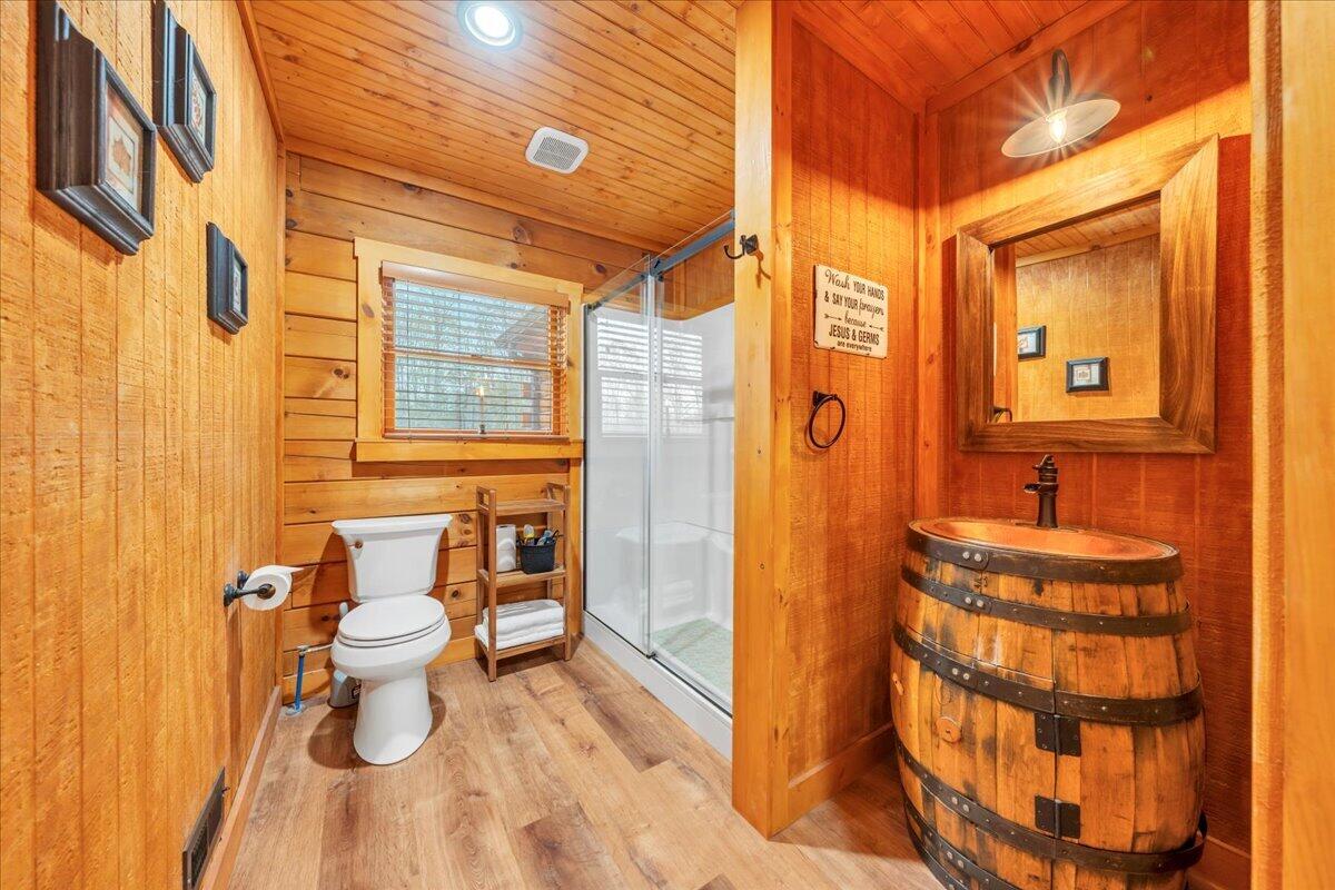 5526 Altice Road Moneta, VA 24121 - Photo 38 of 86 Hallway Bath