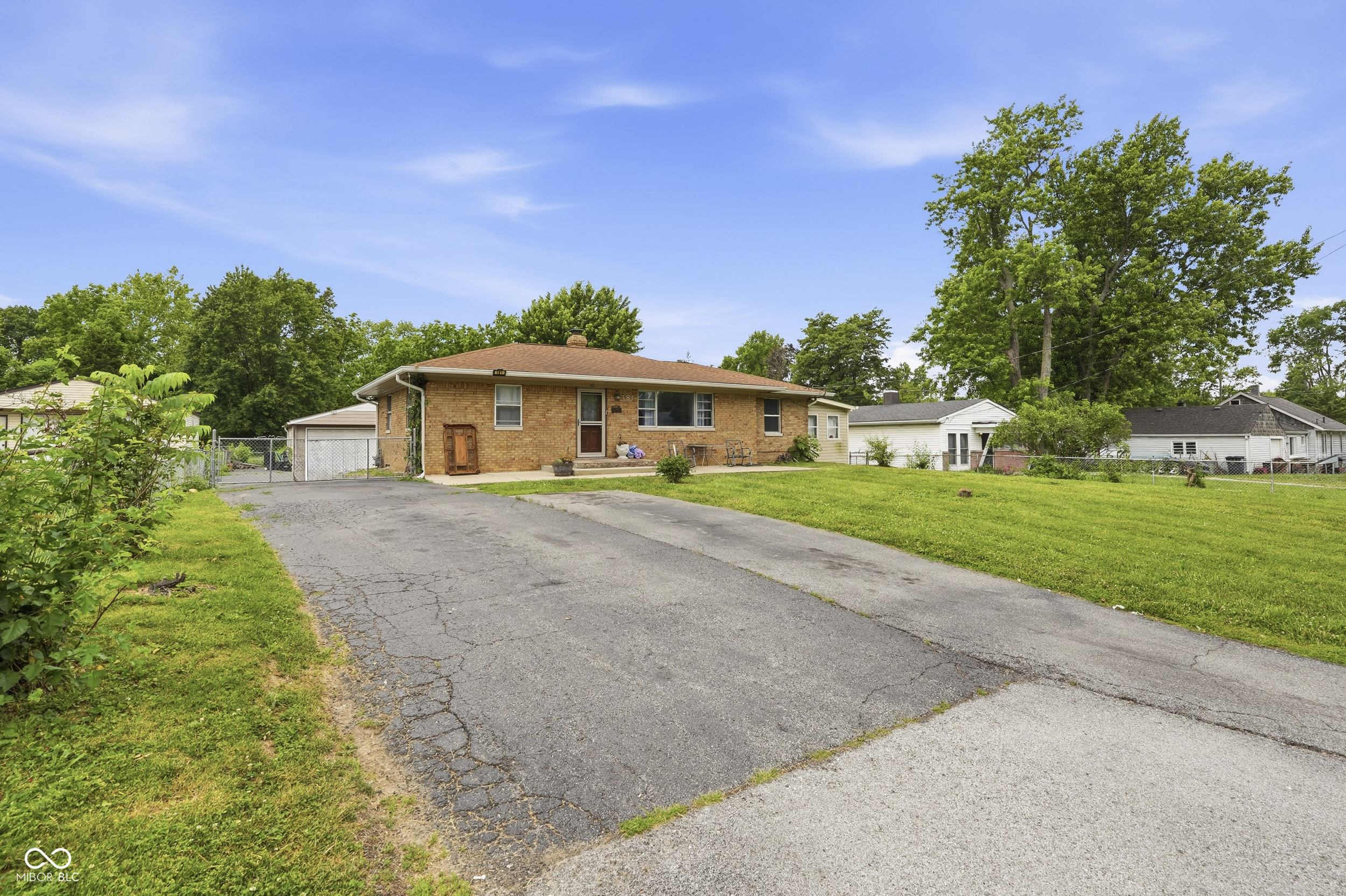 181 Royal Road Beech Grove, IN 46107 - Photo 3 of 34
