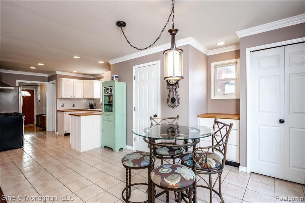 1242 Hampton Road Grosse Pointe Woods, MI 48236 - Photo 12 of 50