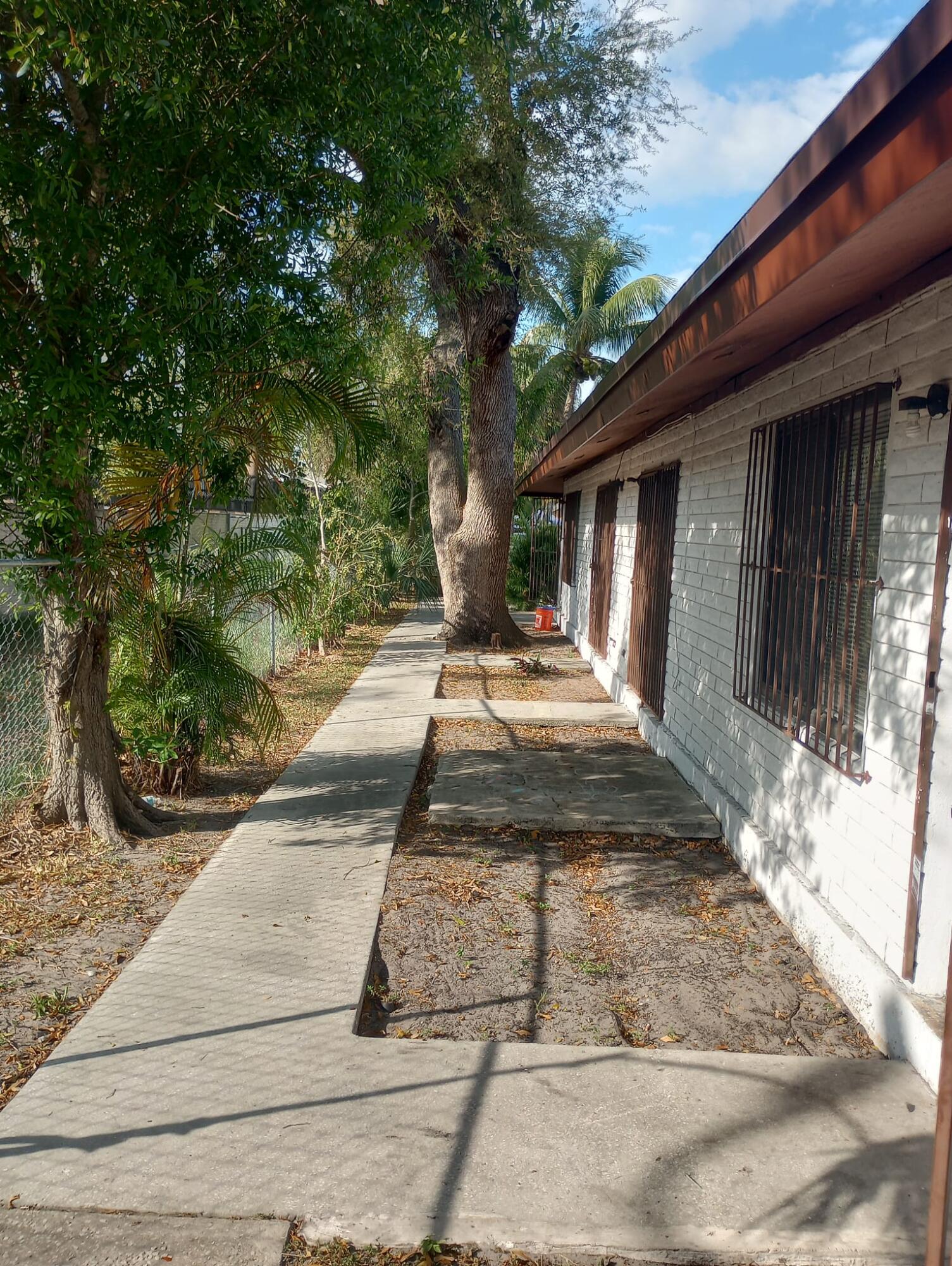 1677 West 27th Street, Unit B Riviera Beach, FL 33404 - Photo 3 of 9 fa4e1af0-99bf-444a-9ead-822c33bdde6b