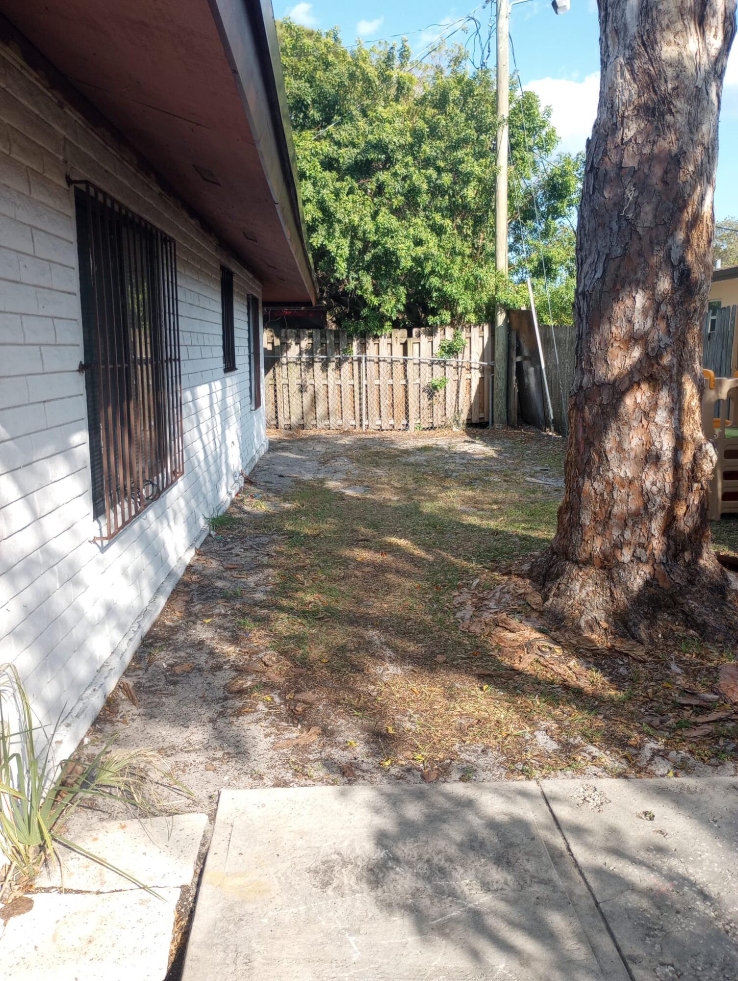 1677 West 27th Street, Unit B Riviera Beach, FL 33404 - Photo 4 of 9 fd421e94-cd6f-40d4-8b0f-ba82a257a947