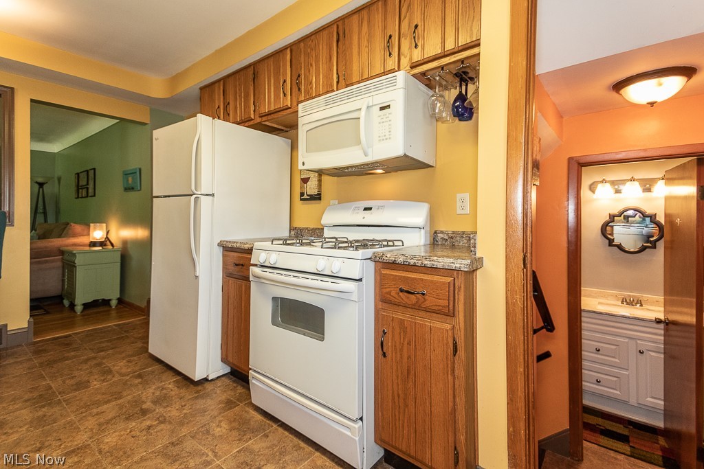 4968 South Sedgewick Road Cleveland, OH 44124 - Photo 2 of 32 Gallery Image 2