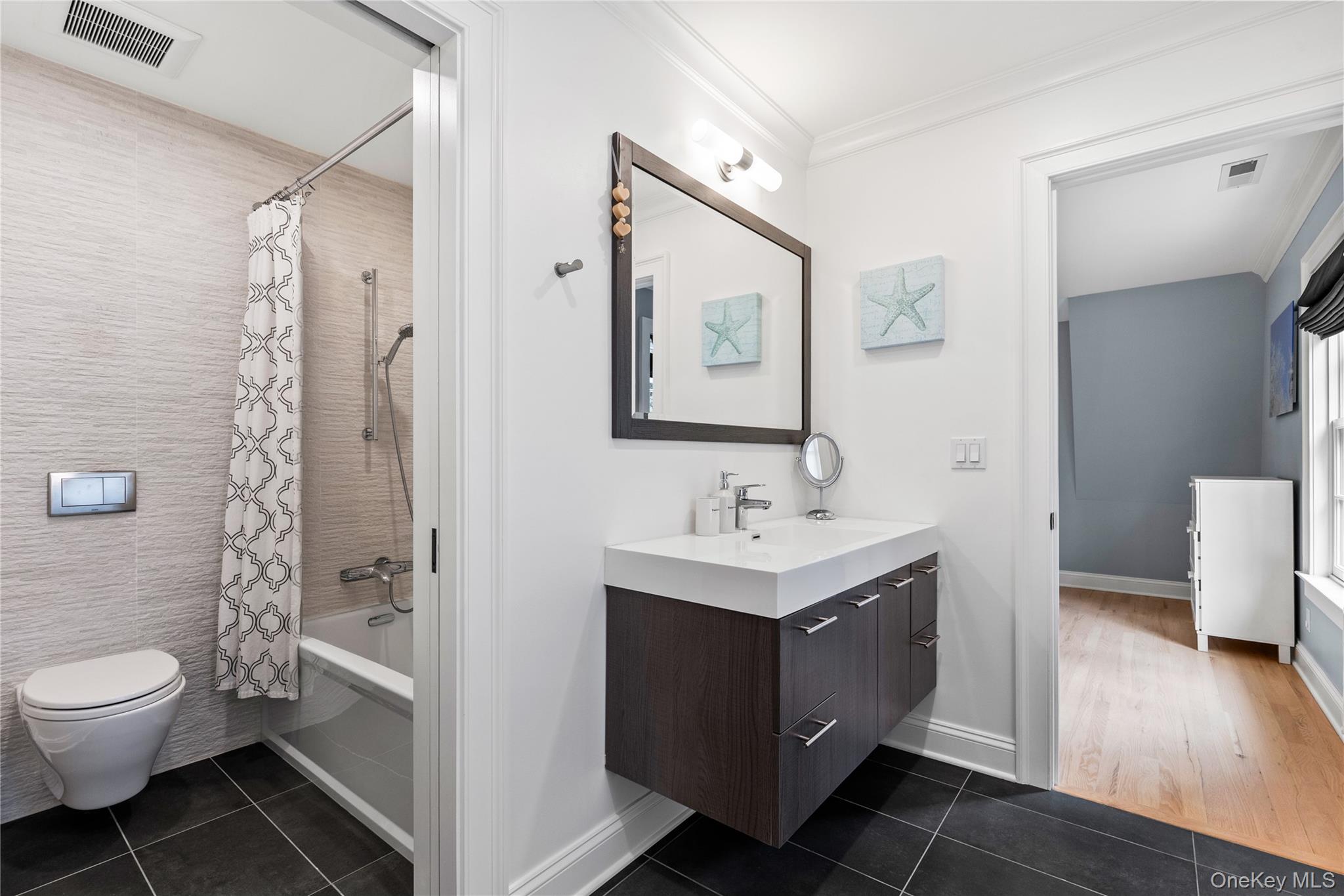 394 Park Avenue Rye, NY 10580 - Photo 25 of 36 Jack & Jill bathroom shared by Bedrooms 4 & 5 with pocket door to private toilet & shower /bath combo