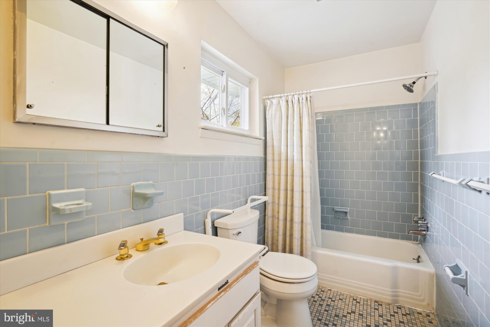 7107 Purdue Place McLean, VA 22101 - Photo 32 of 78 Hall Bathroom on the Upper Level