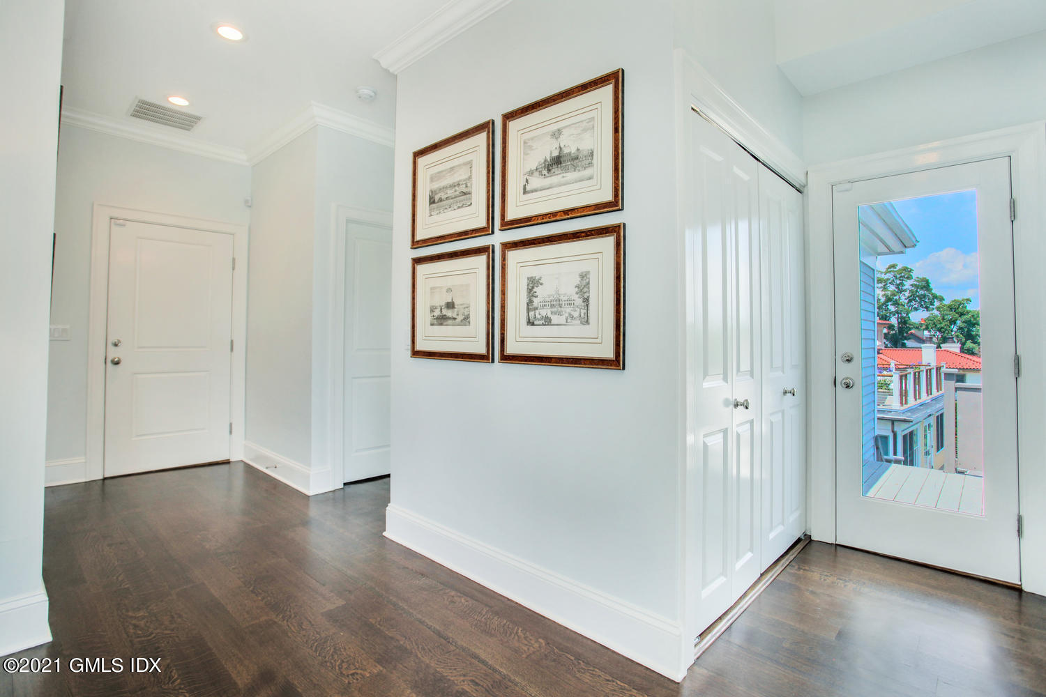 633 Steamboat Road, Unit 4 Greenwich, CT 06830 - Photo 3 of 20 633 Steamboat Rd Greenwich CT-large-011-