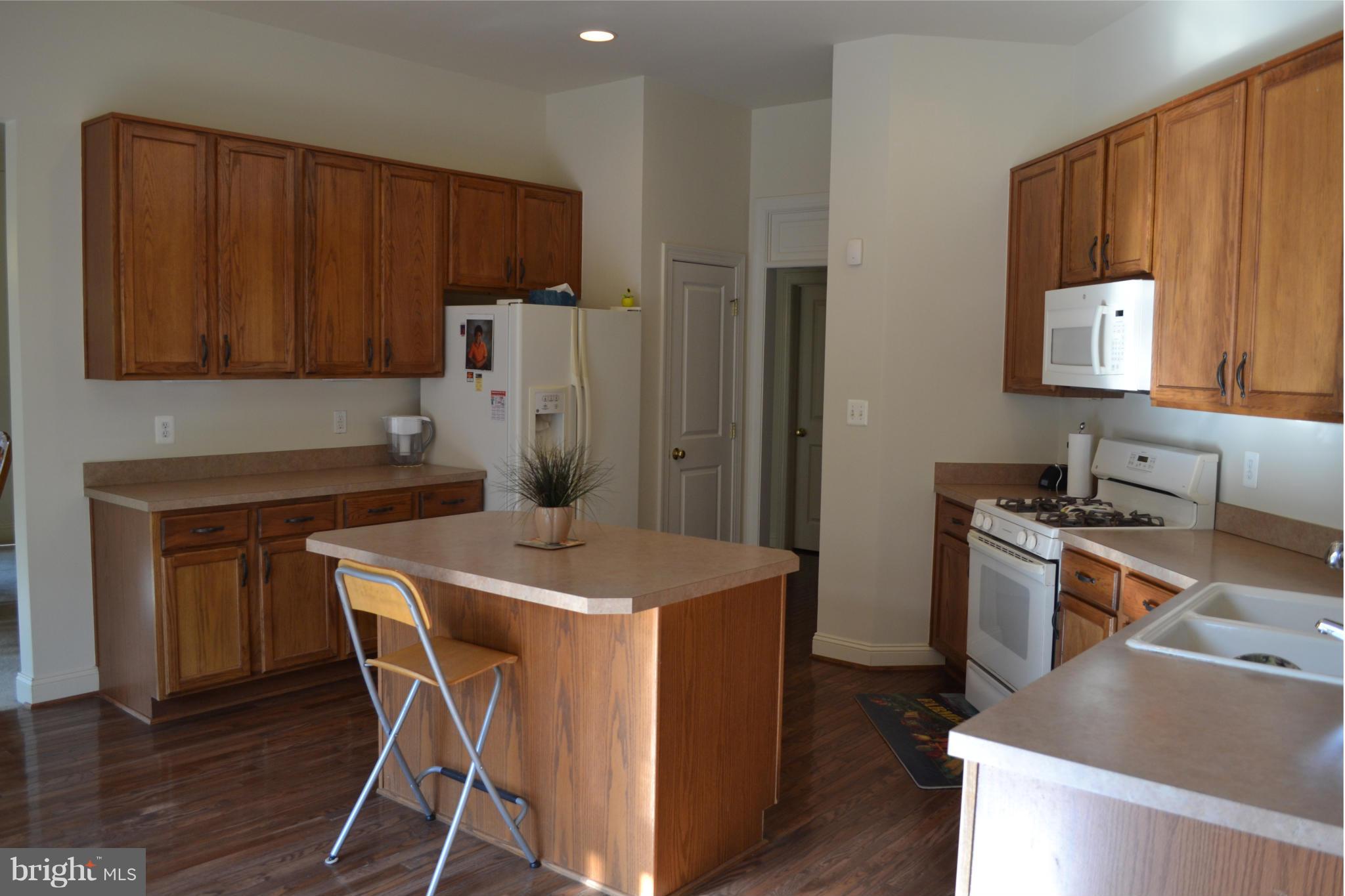 9005 Roaring Spring Loop Bristow, VA 20136 - Photo 5 of 22 Kitchen
