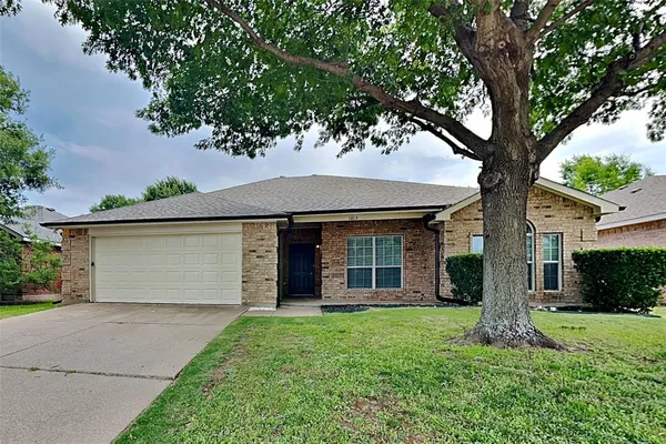 $1,950 | 1015 Tyler James Drive, Burleson, TX 76028