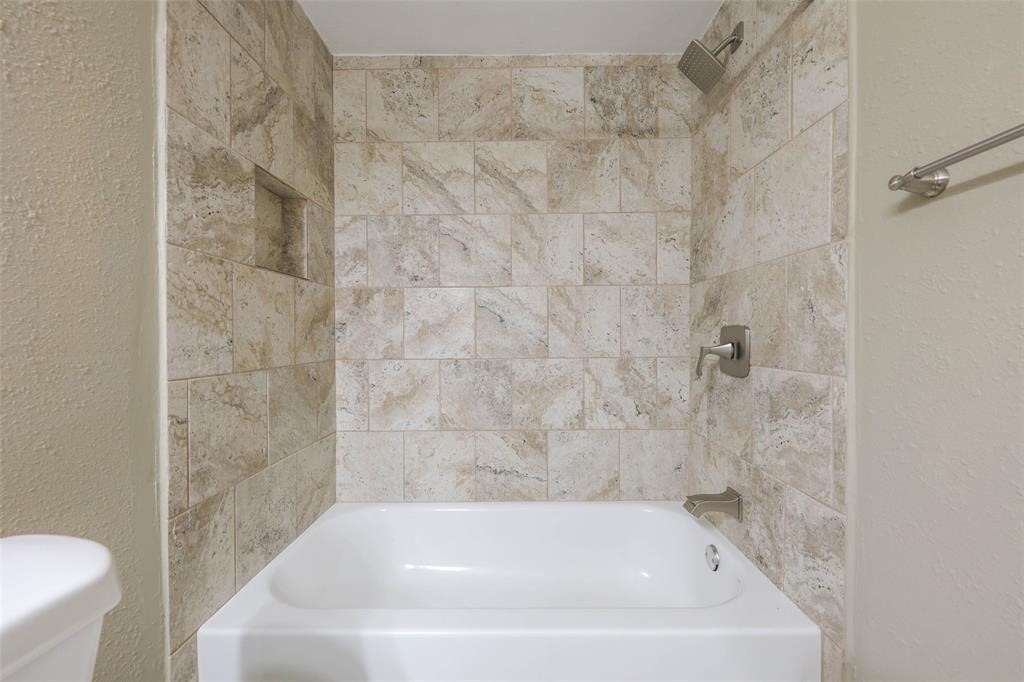 4139 Lumberdale Road Houston, TX 77092 - Photo 21 of 31 a bathroom with a bathtub