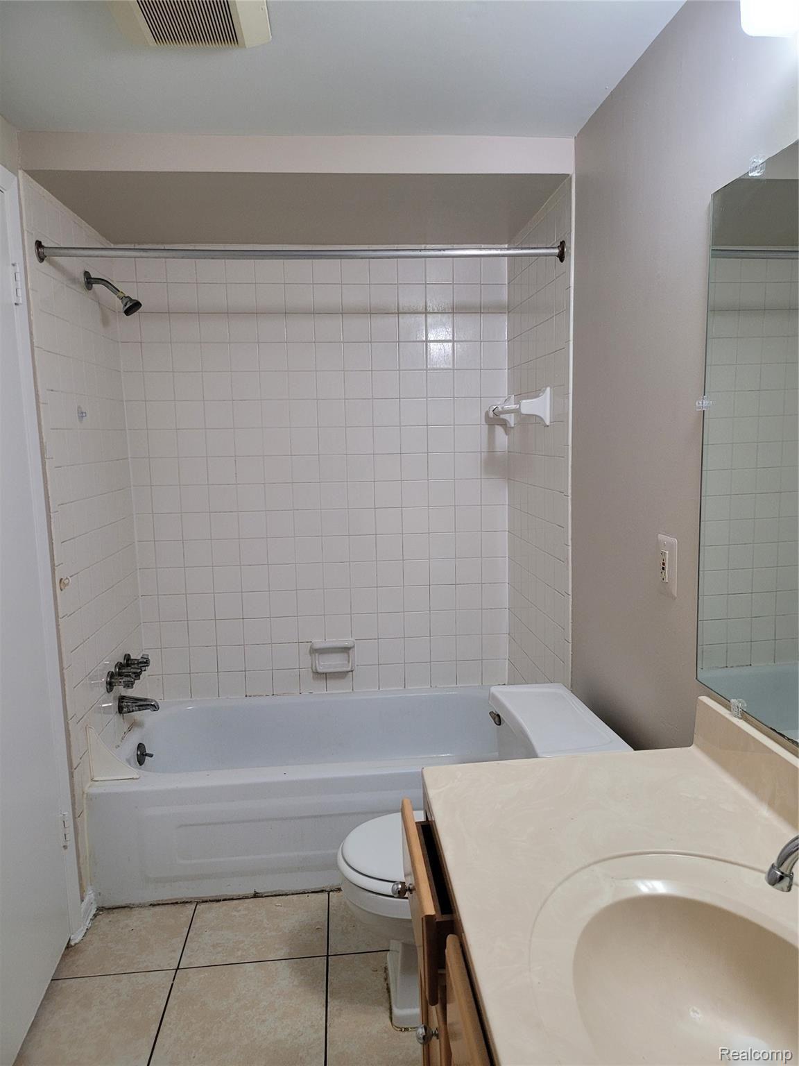 30229 Utica Road, Unit 229 Roseville, MI 48066 - Photo 20 of 25 Bathtub.jpg