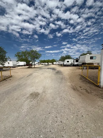 $275,000 | 279 Mesquite Street, Carrizo Springs, TX 78834