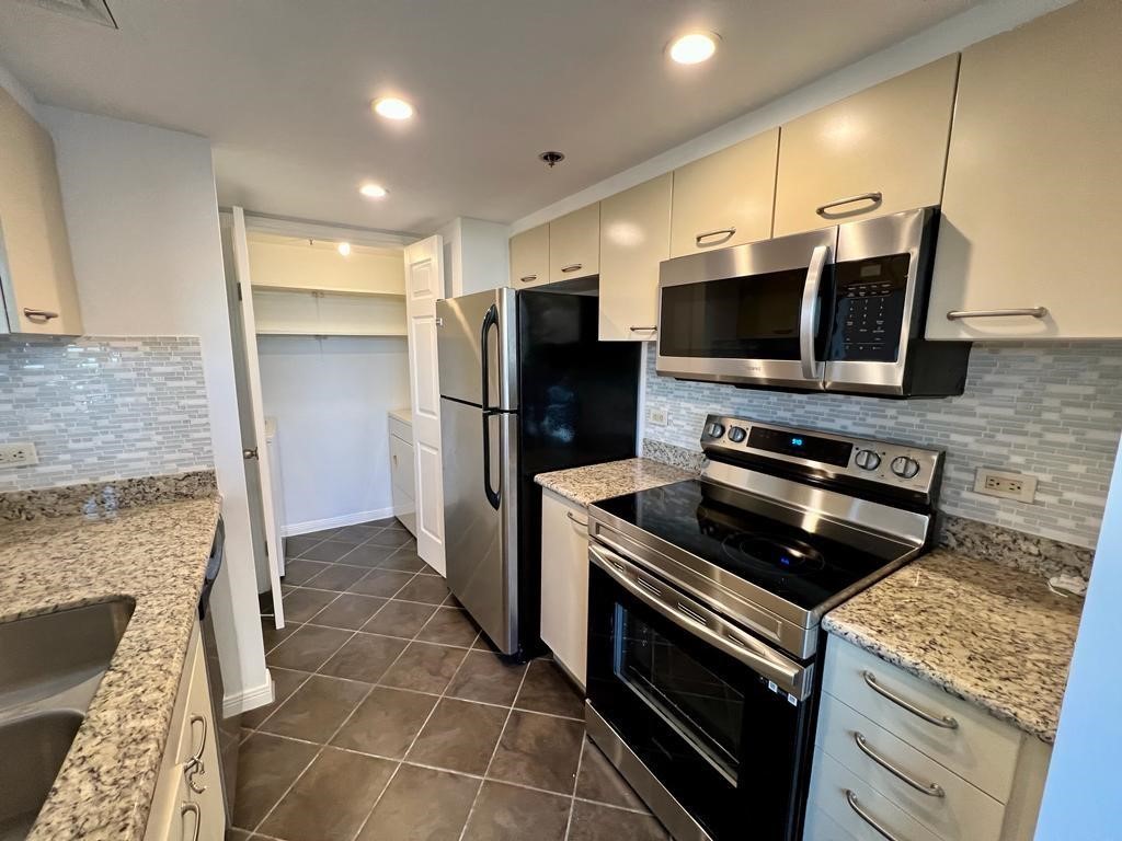 3525 Sage Road, Unit 704 Houston, TX 77056 - Photo 12 of 29 a kitchen with a sink and steel appliances