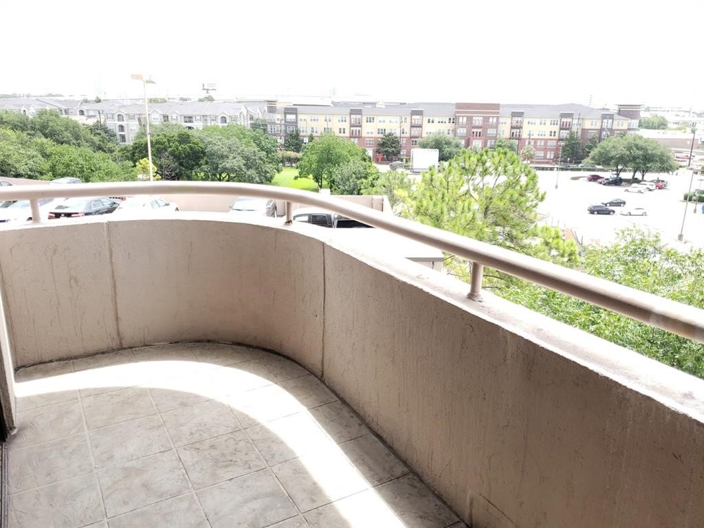 3525 Sage Road, Unit 704 Houston, TX 77056 - Photo 20 of 29 a view of balcony