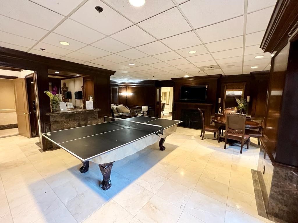 3525 Sage Road, Unit 704 Houston, TX 77056 - Photo 6 of 29 a room with gym equipment and kitchen view