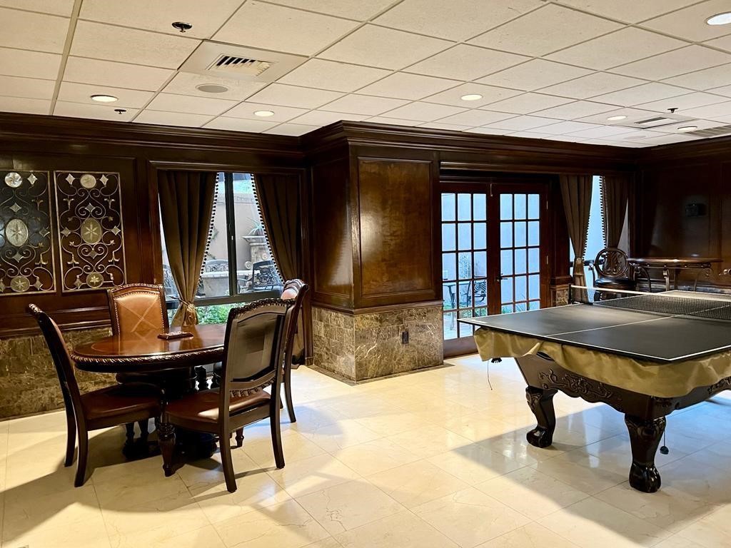 3525 Sage Road, Unit 704 Houston, TX 77056 - Photo 7 of 29 a living room filled with furniture