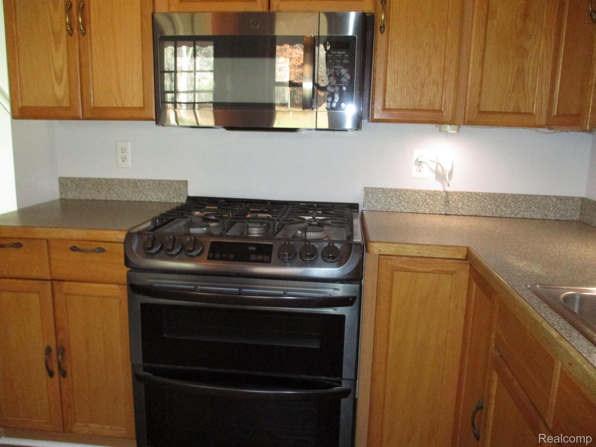 42360 Willow Road New Boston, MI 48164 - Photo 13 of 49 Built-In microwave