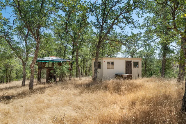 a view of a barn in the middle of a yard