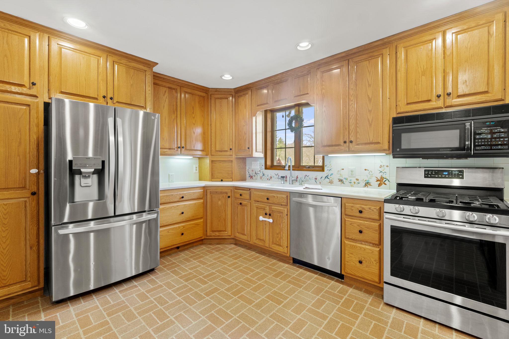 19340 Olney Mill Road Olney, MD 20832 - Photo 8 of 29 Kitchen with stainless steel appliances